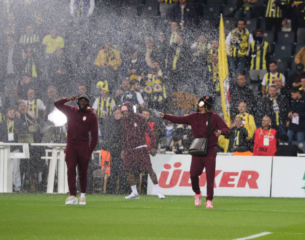 Galatasaraylı futbolcular Kadıköy'de sahaya çıkar çıkmaz büyük şok yaşadı. Her şey bir anda oldu 5